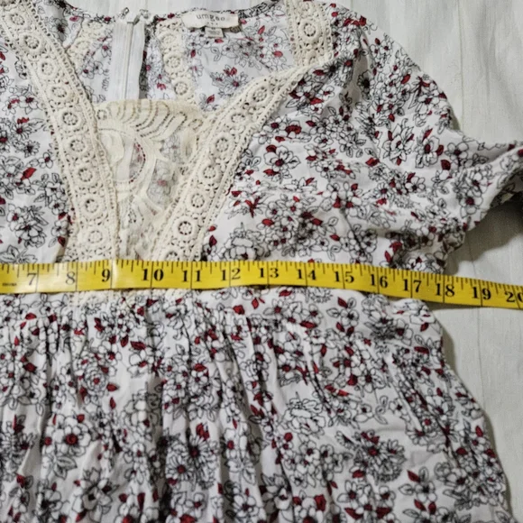 Umgee Floral Bell Sleeve Blouse With Crochet Lace Trim Size Medium - Picture 7 of 9